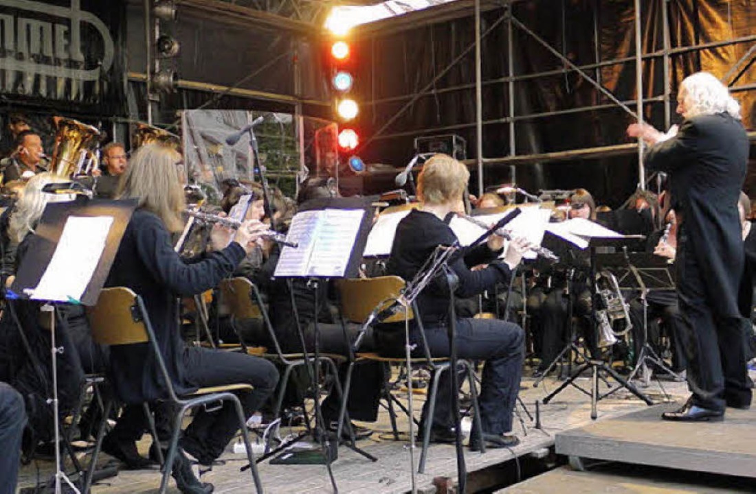 Seit dem vergangenen Sommer dirigiert ...tzkonzert - die Stadtmusik Waldkirch.   | Foto: Eberhard Weiss