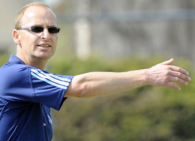 Titisees Trainer Uwe Kreuz gibt beim F...gen Anweisungen gern die Richtung vor.  | Foto: seeger