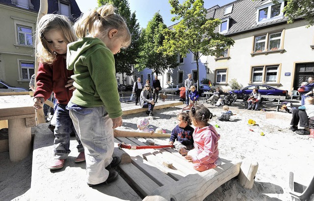 ber dem Pflaster liegt viel Sand: Kle... sind am Annaplatz jetzt goldrichtig.   | Foto: Schneider