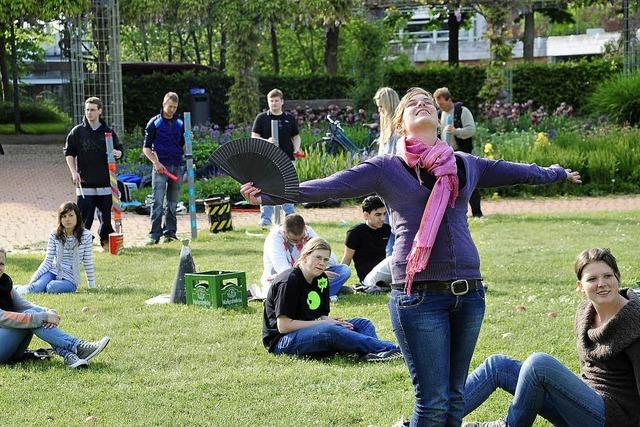 30 Jugendliche inszenieren ihre Vorstellung eines Lustgartens
