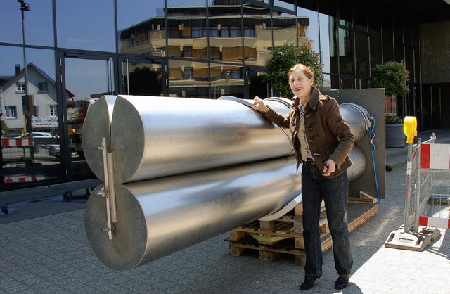 Gertraud Hurrle mit der angelieferten ...or sie in die Vertikale gehievt wurde.  | Foto: rab