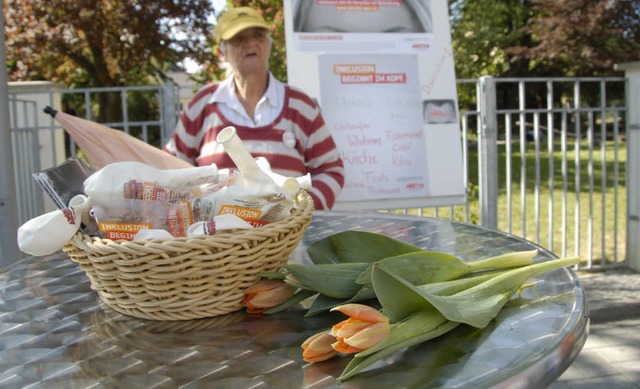 Luftballons, Blumen und Infos ber Ink...n verteilten Menschen mit Behinderung.  | Foto: Peter Gerigk