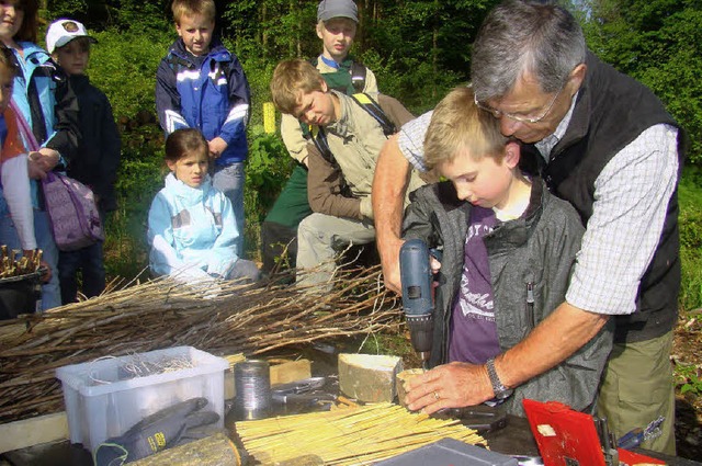 Bohren, hmmern, sgen:  Bernhard Meier zeigt den Kindern, wie es richtig geht.   | Foto: Ingrid Arndt