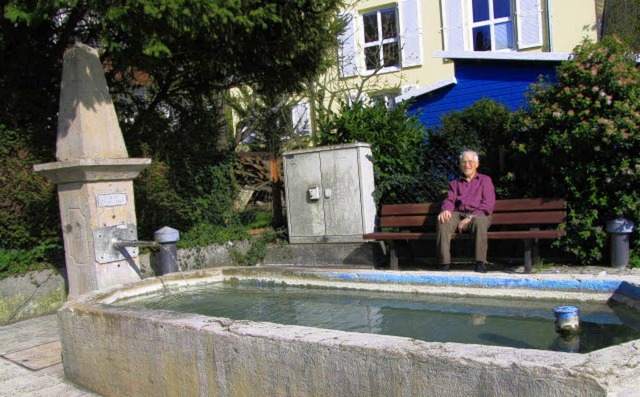 Der Brunnen am Eck Klosterstrae/Scht...Verweilen (im Foto Ewald Kaiser) ein.   | Foto: Albert Greiner