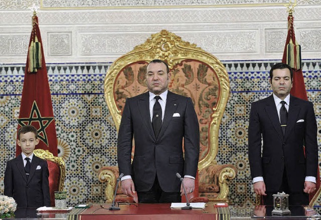 Mohammed VI. kndigt flankiert von Sohn und Bruder demokratische Reformen an.   | Foto: dpa