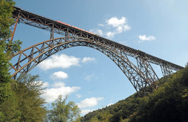 Die Mngstener Brcke, mit 107 Metern ... das Tal der Wupper (Bild von 2010).    | Foto: dpa