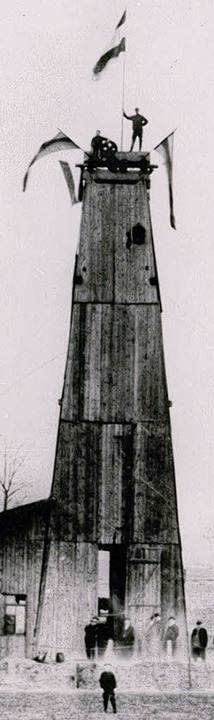 Der Bohrturm von 1911: Statt Öl sprudelte  Mineralwasser aus dem Boden.  | Foto: Kur- und Bäderverwaltung Bad Krozingen