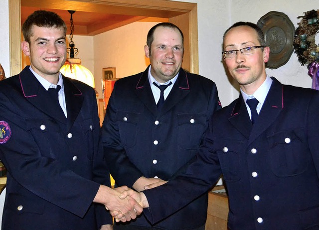 Kommandant Michael Fischer (links) gra...Bernd Gutmann und Alexander Klingele.   | Foto: PAUL BERGER