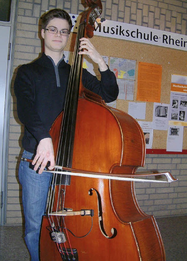 Auf Erfolgskurs: Der junge Kontrabassist Johannes Kppl aus Grenzach-Wyhlen   | Foto: frey