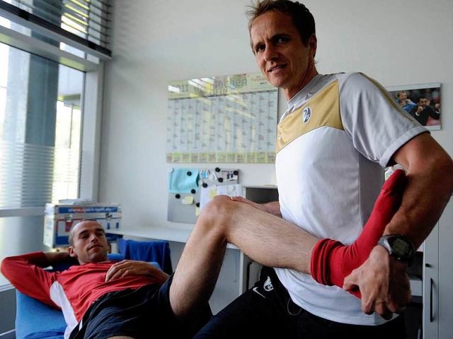 Uwe Vetter (rechts) bei der Arbeit, hier mit Pavel Krmas.  | Foto: schn