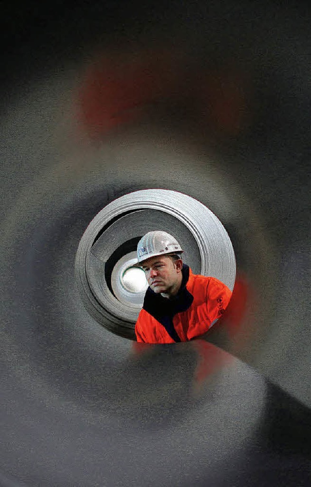 Ein Mann von Thyssen-Krupp schaut in die Rhre aus Stahl   | Foto: dpa