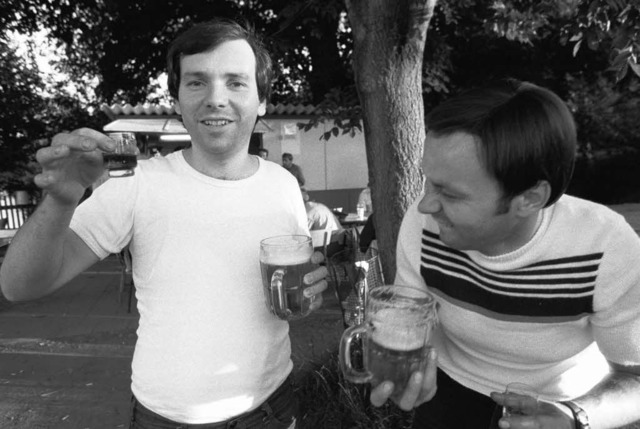 Zwei Mnner trinken bei einem Betriebsfest in Eisleben (1985).   | Foto: dpa