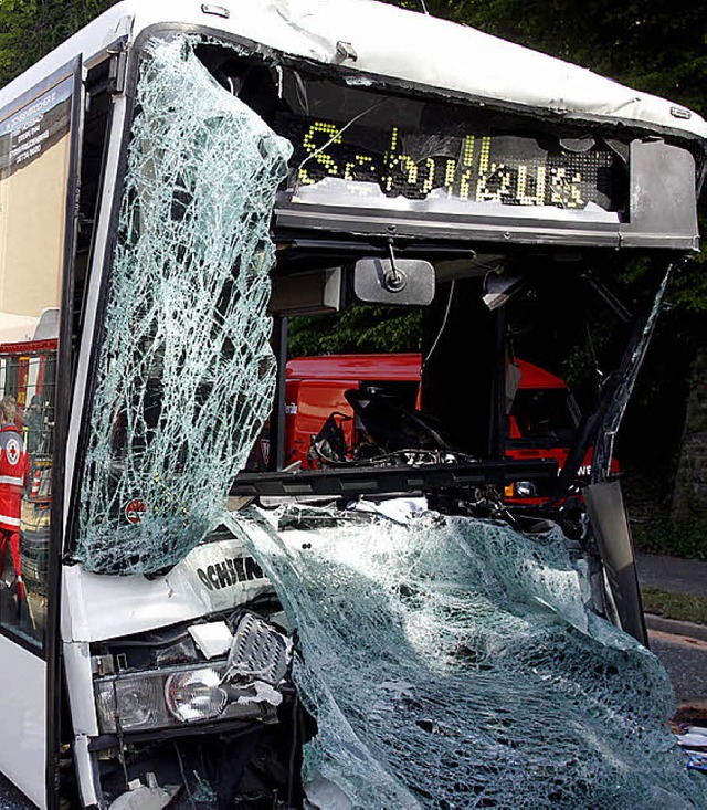 Frontal gegen einen Lastwagen: der Bus in Gummersbach  | Foto: dapd