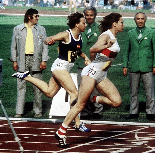 Die DDR-Sprinterin Renate Stecher komm...er Heide Rosendahl (rechts) ins Ziel.   | Foto: DPA