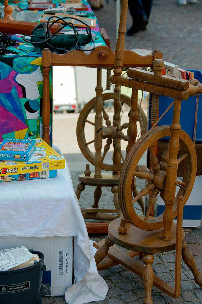 Flohmarkt in der Altstadt: Sogar ein Spinnrad gab’s