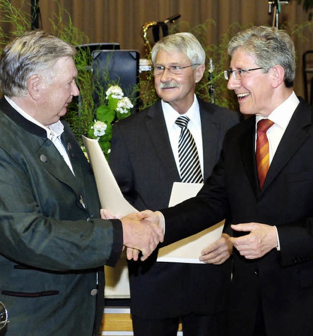 OB Wolfgang G. Mller bergibt die Lan...zwlder (links) und Wolfgang Reichelt.  | Foto: WOLFGANG KNSTLE