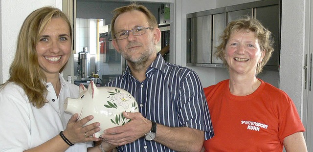 Gut gefllt war das Sparschwein, das E...bacher und  Wilma Heitz entgegennahm.   | Foto: dieter fink