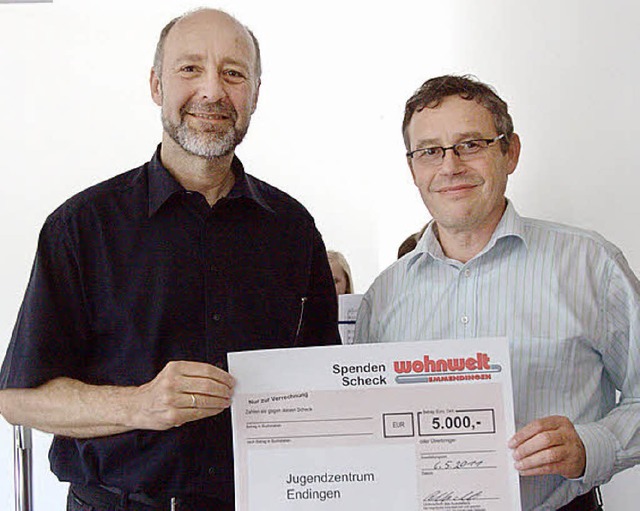 Karlheinz Albrecht (rechts) von der Fi...rz einen Spendenscheck ber 5000 Euro.  | Foto: Patrik Mller