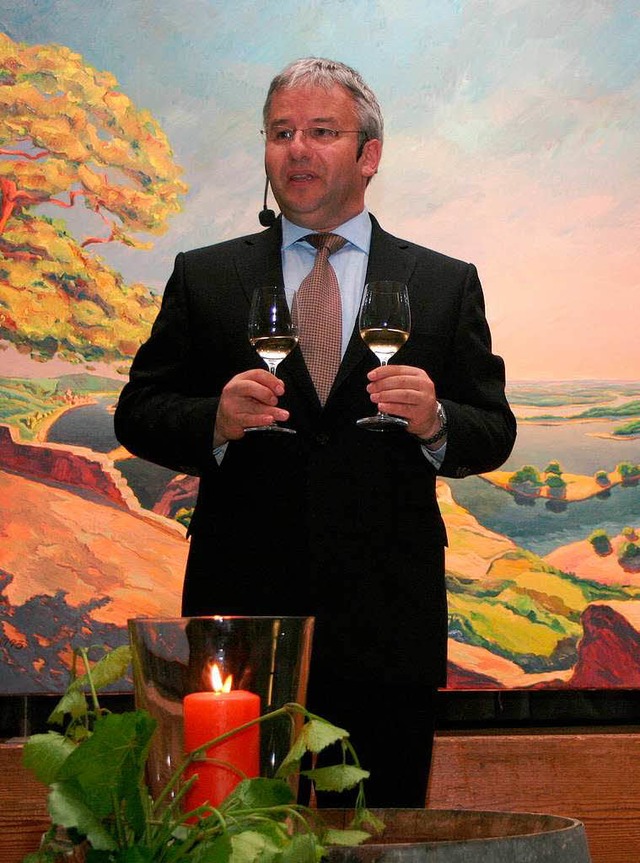 Immer einen guten Tropfen in der Hand: Sommelier-Weltmeister Markus Del Monego.  | Foto: R. Cremer