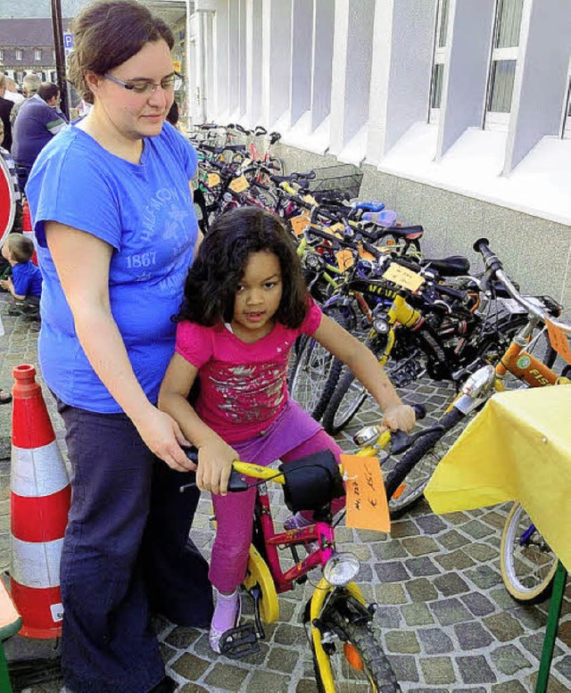 Ob Velobrse(links),  Nachtflohmarkt o...Straen ging es am Freitagabend rund.   | Foto: Silke Hartenstein