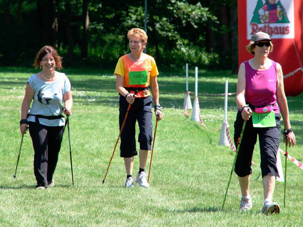 Fast im Ziel: Nordic Walker laufen im Kurpark ein