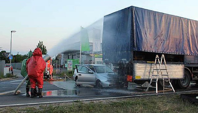 Ihr ganzes Knnen mussten die Feuerweh...ie komplizierte Situation zu meistern.  | Foto: Reinhold Utke