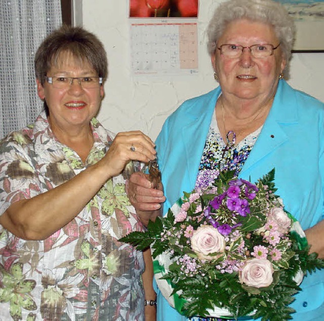 Hilla Eichin (rechts) bergab symbolis...e an ihre Nachfolgerin Ingeborg Glock.  | Foto: Adrian Steineck
