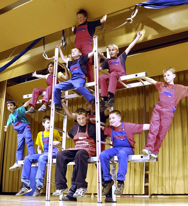 Manege frei fr den Zirkus &#8222;Rick... Die Leiter-Akrobaten bei ihrer Show.   | Foto: Kirsten Lux