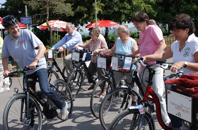 Auf die Pedelcs und los: Gunther Abele...lektro-Hilfsmotor schmackhaft machen.   | Foto: Gertrude Siefke