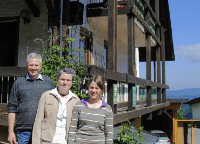 Familie Huber vor ihren Ferienwohnunge... Bernhard, Elisabeth und  Verena Huber  | Foto: rob