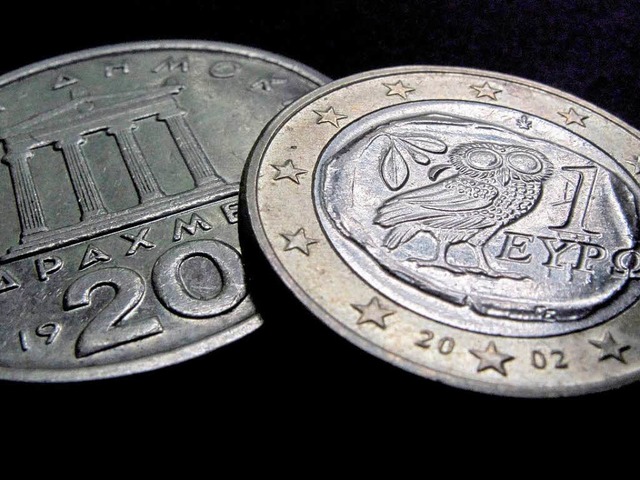 Eine griechische Euromnze und eine M...ommen sie wieder zusammen? Wohl nicht.  | Foto: dpa