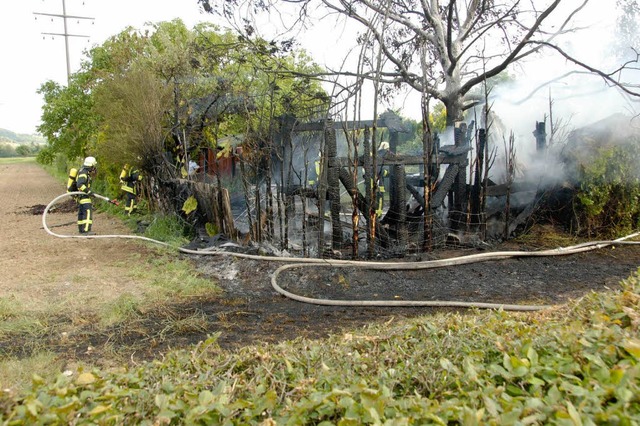 Fr die drei Gartenhtten kam jede Rettung zu spt  | Foto: senf