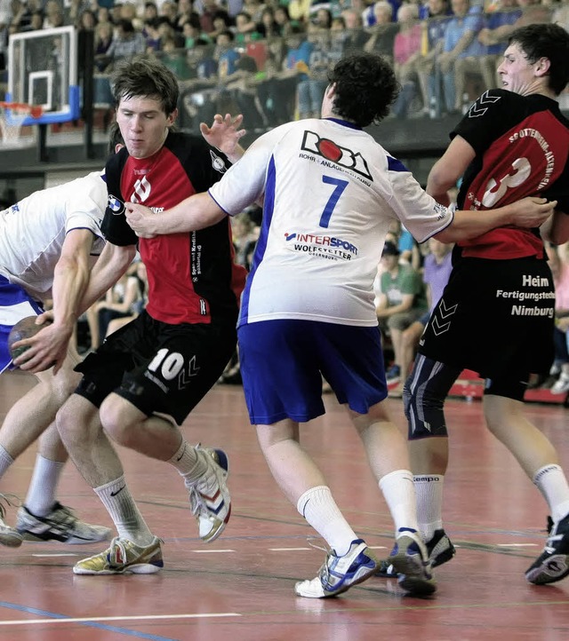 Yannick Metier von der SG  sucht eine ...lisse Riedhalle schauen ihm dabei zu.   | Foto: faruk nver