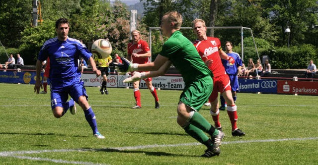 Dieser Ball von Benedikt Dufner (links...en Beute von SVK-Keeper Patric Ldtke.  | Foto: Kleink