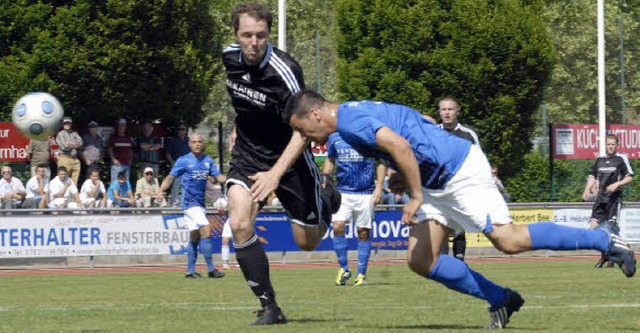 Per Flugkopfball erzielt Imad Kassem-S... Bibbo (hi. links)  das 1:0 fr Weil.   | Foto: kaufhold