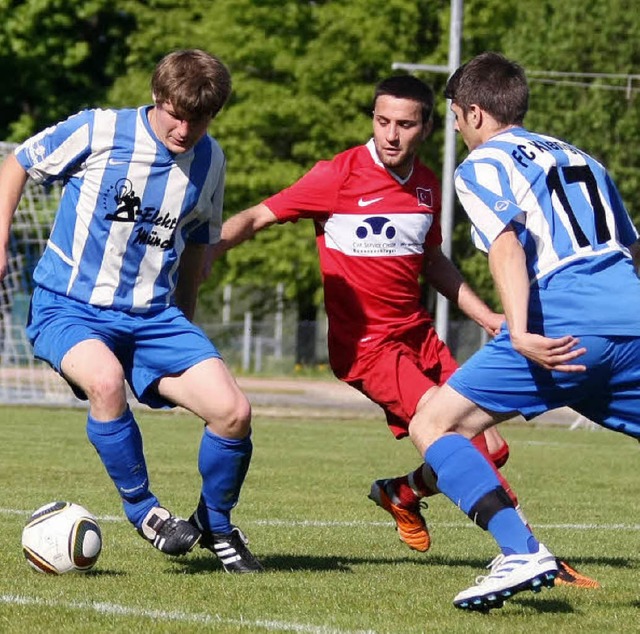 Dreikampf: Die Klengener Michael Kaspr...chen Fuballer gewannen mit 3:2-Toren.  | Foto: reinhardt