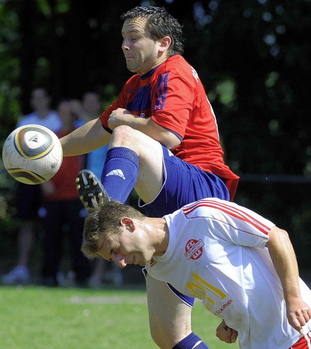 Ingmar Eble erkmpft sich den ball gegen den Wallbacher Nayer.  | Foto: schn