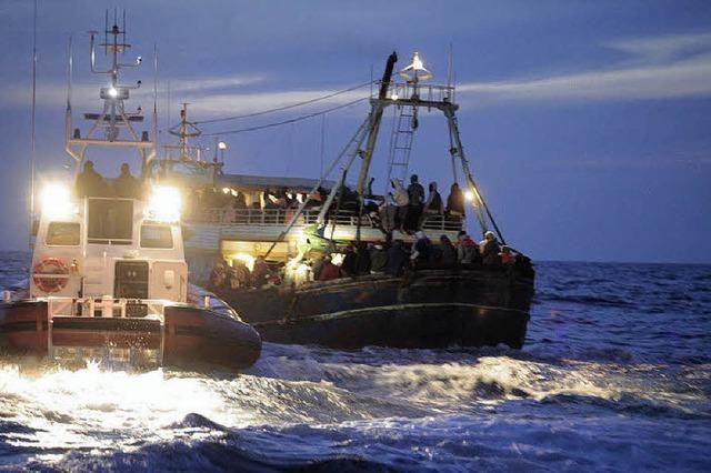Flchtlingsschiff mit 600 Passagieren kentert vor Libyens Kste