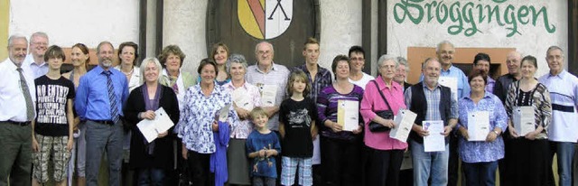 Die Preistrger des Blumenschmuckwettb...h mit Ortschaftsrat und Brgermeister.  | Foto: Ute Schler