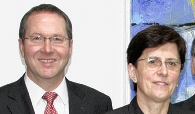 Monique Isele (rechts) ist seit 40 Jah...Ehrhardt auch schon  seit 25 Jahren.    | Foto: Volksbank