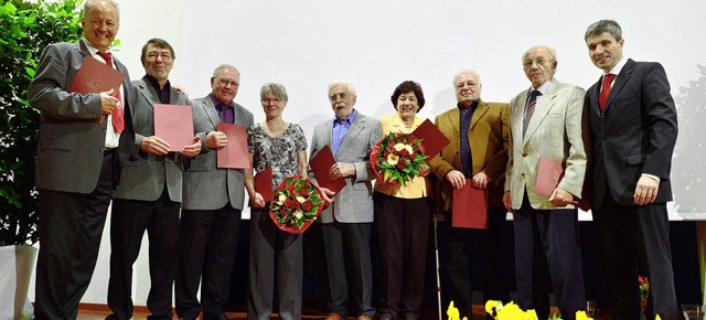 Bernhard Zimmermann (links) und Manfre...hts) ernannten  neue Ehrenmitglieder.   | Foto: Martin Sutter