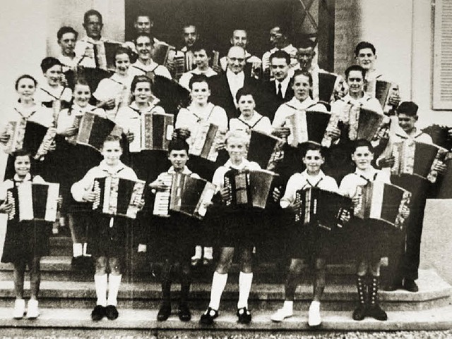 Das Bild zeigt den Handharmonikaclubs ... von Dirigent Oskar Gtle (Bildmitte).  | Foto: S. Pfefferle - REPRO: M. Lange