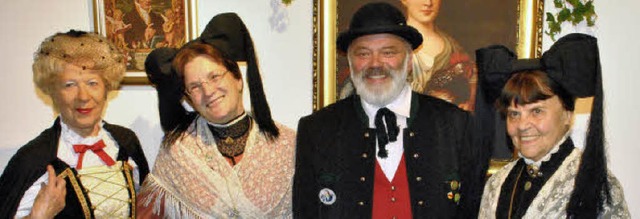 Josianne Gasser mit der Elssser Trach...t der Markgrfler Tracht  (von links)   | Foto: SEDLAK