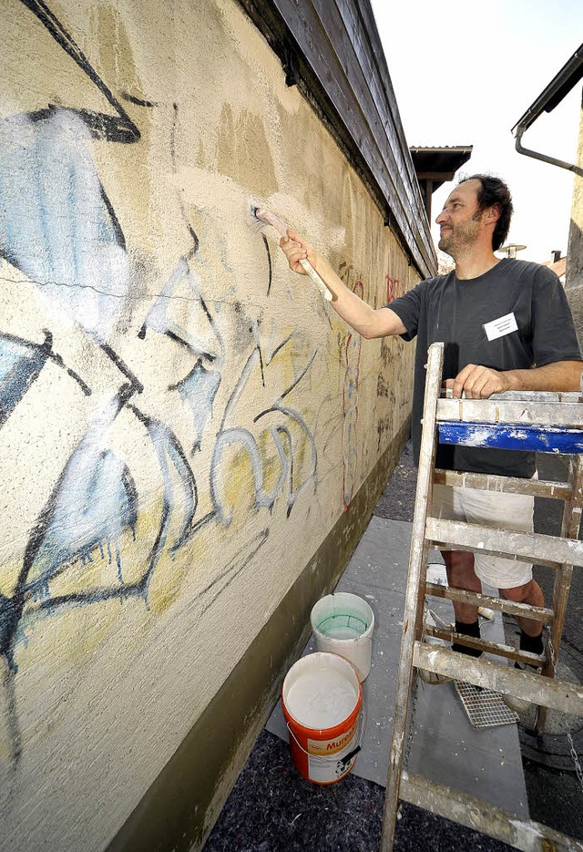 Maler Bernd Piskator half im Mai 2009 ...iti-Aktion im Stadtteil  Opfingen mit.  | Foto: archivfoto: thomas kunz