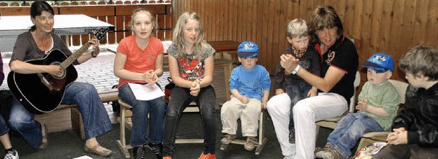 Gro und Klein sind dabei: In Aitern a...des Kindergartens, Barbara Behringer.   | Foto: Verena Wehrle