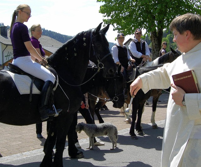 Pater Peter segnete beim  Georgsritt am Sonntag in  Todtmoos Mensch und Tier.   | Foto: Hans-Dieter Folles