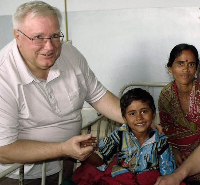 Frhliche Kindergesichter als Dank &#8...o unten links: Gruppenbild in Vietnam.  | Foto: Privat