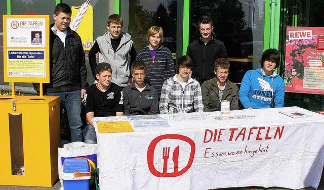 16 Jugendliche der Pfarrgemeinde St. S...ebensmittelspenden fr den  Tafelladen  | Foto: privat