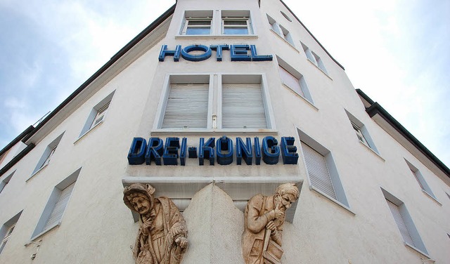 Die Traditionsfiguren Veef und Andres an der Fassade schauen bedenklich drein.    | Foto: ralf burgmaier