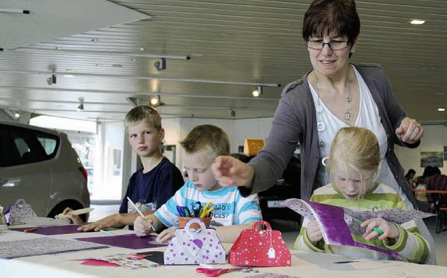 Am Basteltisch konnten die Kinder unte...kleine Taschen aus Papier herstellen.   | Foto: Monika Weber